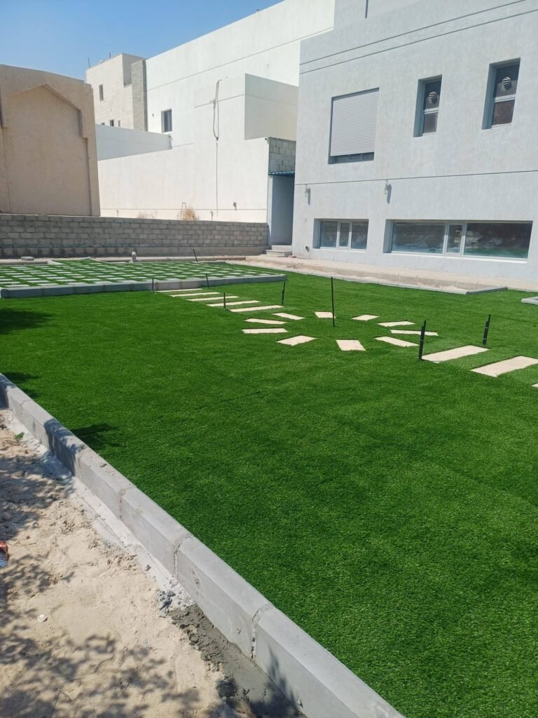 الثيل الصناعي مقابل الطبيعي في جو جدة