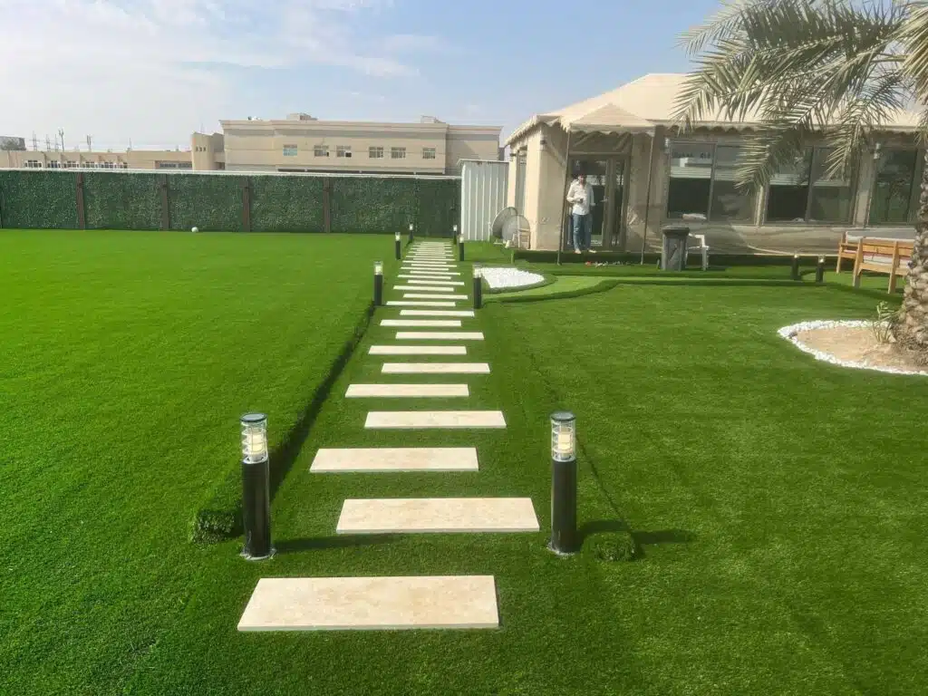 شركة تنسيق حدائق بجدة — حديقة فيلا منفَّذة بعشب وجلسة خارجية